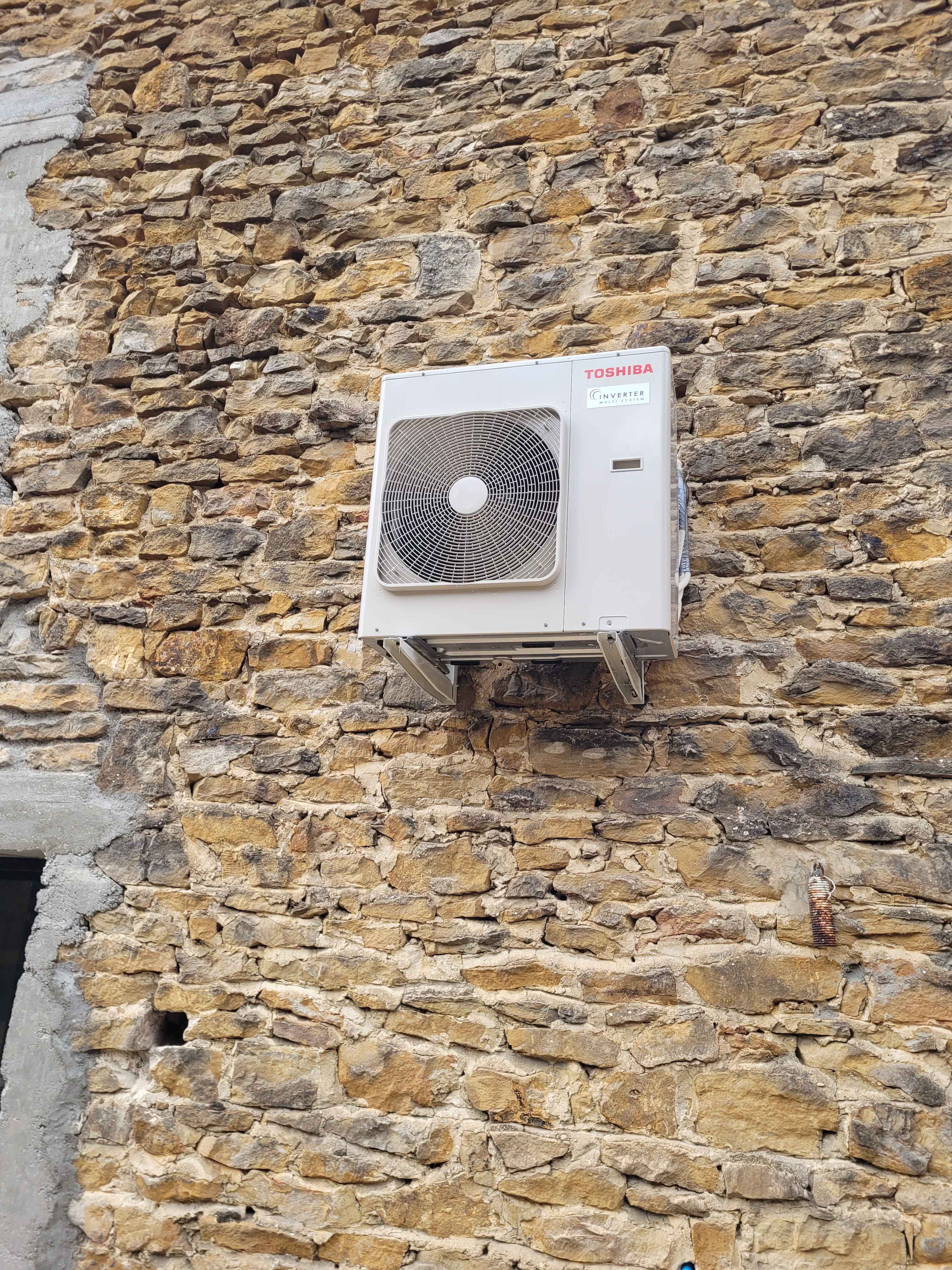 Installation d'une unite exterieure de climatisation